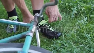 这<strong>段视频</strong>讲述了Cyclist在老式自行车附近的草地上系着他的自行车黑色鞋带
